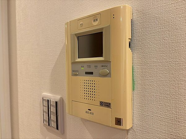 誰が来てもわかる様にモニター付きインターホンを設置。