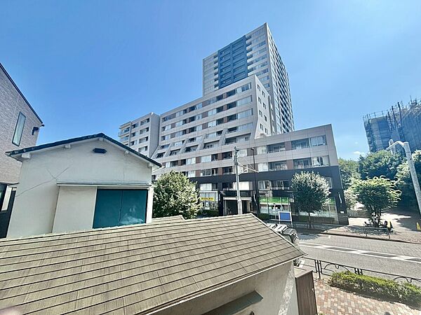 陽当たり・通風・開放感に恵まれた環境です。