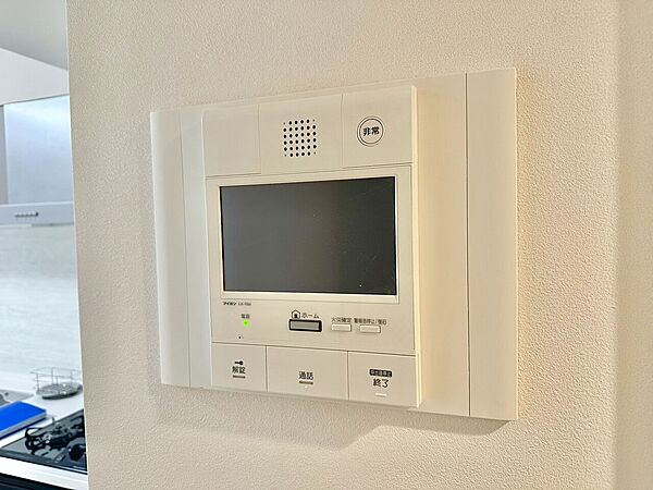 誰が来てもわかる様にモニター付きインターホンを設置。