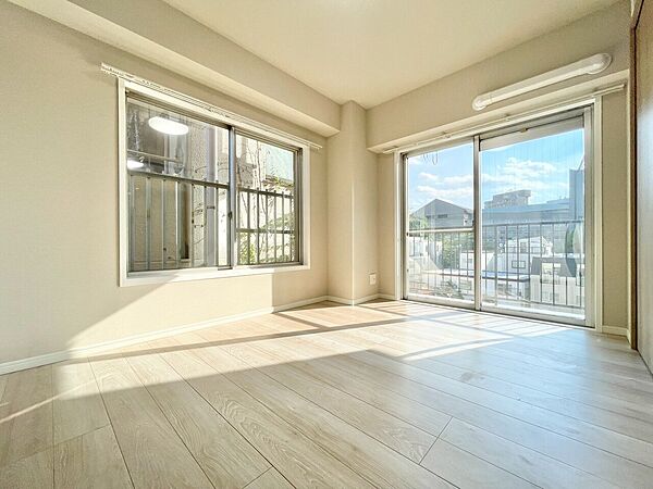 清かで艶やかな時間をもたらしてくれる室内です。