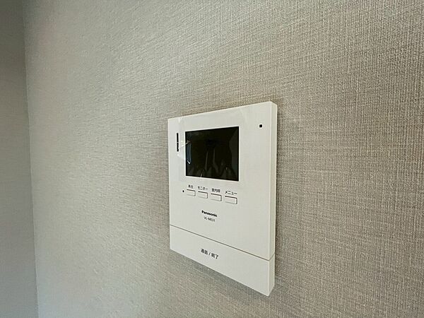 誰が来てもわかる様にモニター付きインターホンを設置。