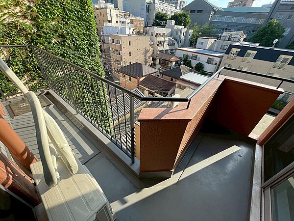 朝の澄んだ空気や、夕方に吹く清々しい風を感じられるバルコニー。