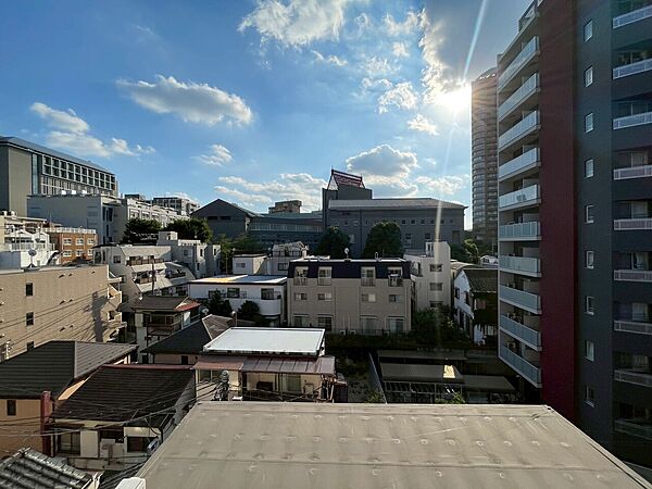 陽当たり・通風・開放感に恵まれた環境です。