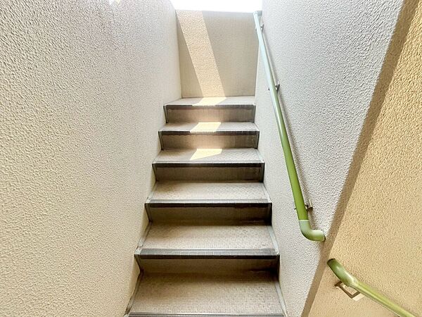 共用部の階段です。明るく清潔に管理されています。