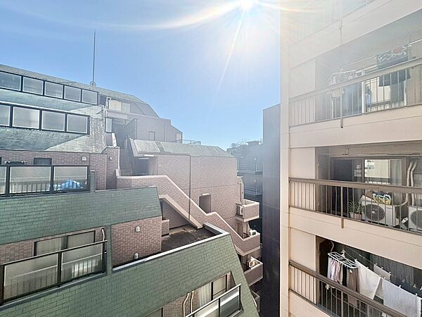 陽当たり・通風・開放感に恵まれた環境です。