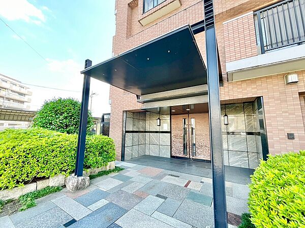 上質感漂う玄関アプローチです。