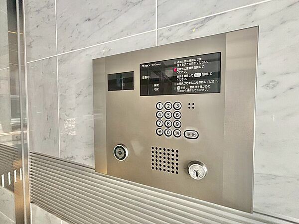 誰が来てもわかる様にモニター付きインターホンを設置。