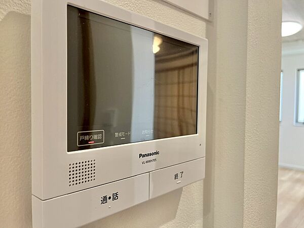 誰が来てもわかる様にモニター付きインターホンを設置。