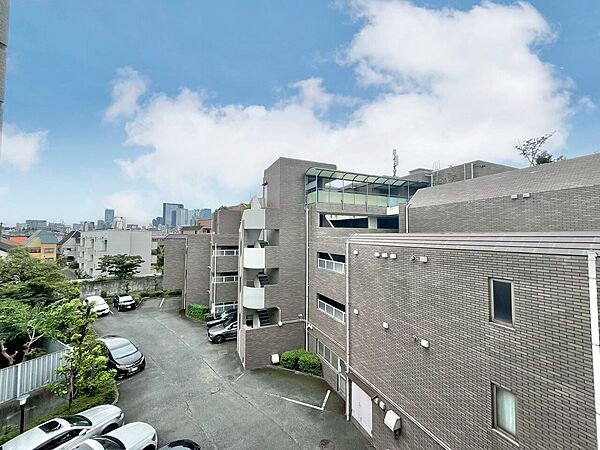 陽当たり・通風・開放感に恵まれた環境です。