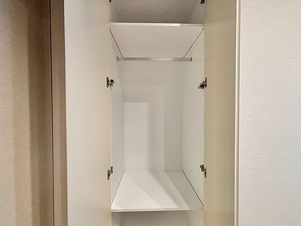 家電やスーツケース、ストック品など何でも片付く嬉しい空間です。