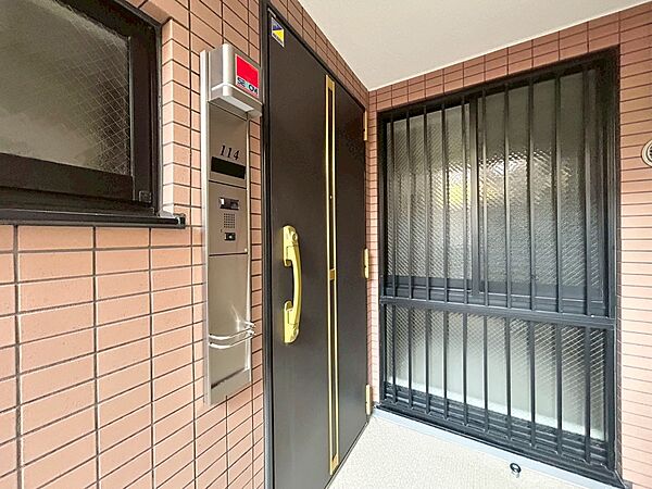 清潔感のある落ち着いた雰囲気の玄関です。