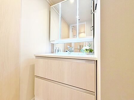 清潔感を感じられる洗面化粧台。