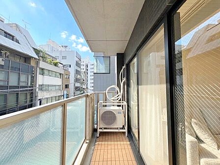 朝の澄んだ空気や、夕方に吹く清々しい風を感じられるバルコニー。
