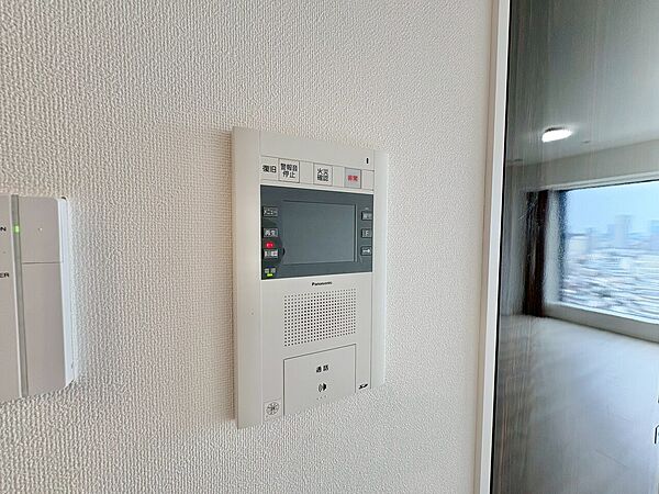 誰が来てもわかる様にモニター付きインターホンを設置。