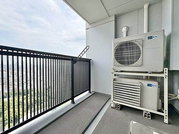 朝の澄んだ空気や、夕方に吹く清々しい風を感じられるバルコニー。