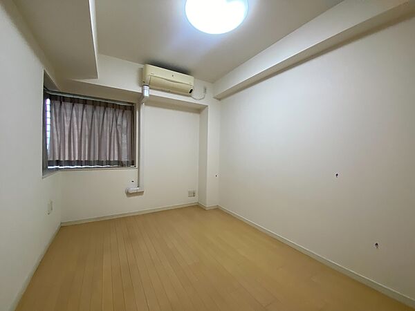 清かで艶やかな時間をもたらしてくれる室内です。