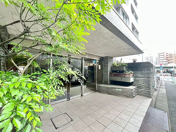 上質感漂う玄関アプローチです。