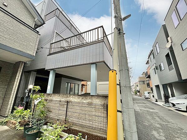上質感漂う玄関アプローチです。