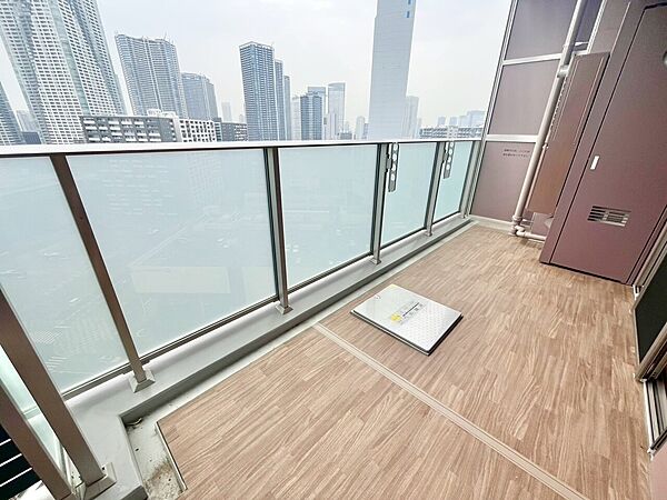 朝の澄んだ空気や、夕方に吹く清々しい風を感じられるバルコニー。