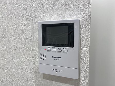 誰が来てもわかる様にモニター付きインターホンを設置。