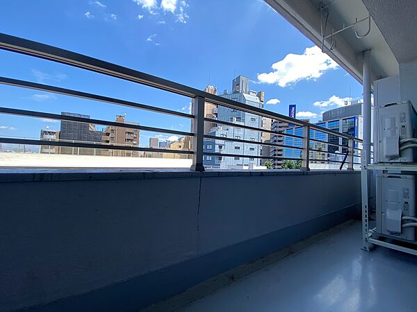 朝の澄んだ空気や、夕方に吹く清々しい風を感じられるバルコニー。