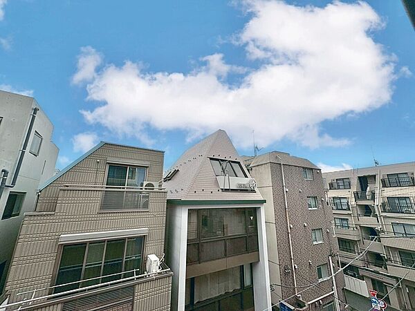 陽当たり・通風・開放感に恵まれた環境です。
