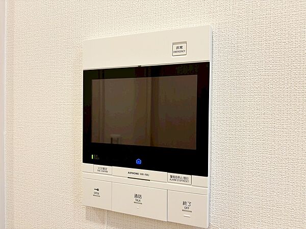 誰が来てもわかる様にモニター付きインターホンを設置。