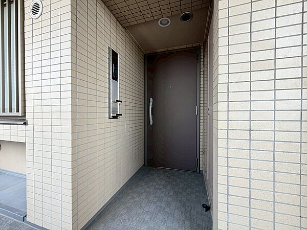 清潔感のある落ち着いた雰囲気の玄関です。