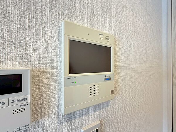 誰が来てもわかる様にモニター付きインターホンを設置。