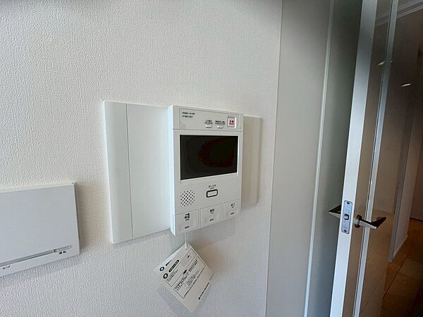 誰が来てもわかる様にモニター付きインターホンを設置。