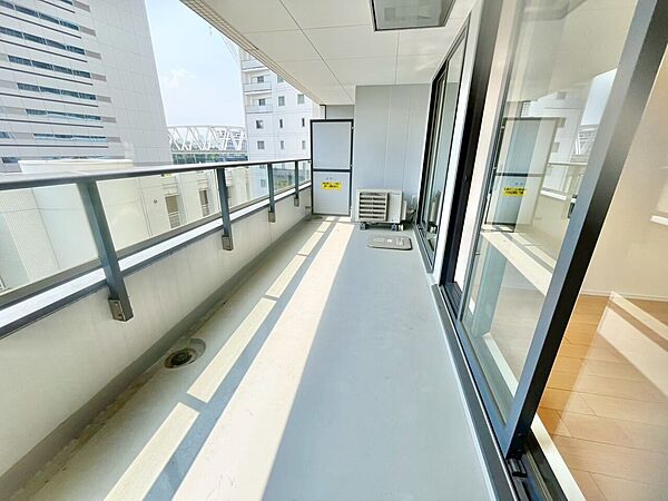 朝の澄んだ空気や、夕方に吹く清々しい風を感じられるバルコニー。