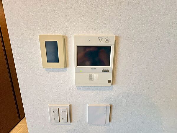 誰が来てもわかる様にモニター付きインターホンを設置。