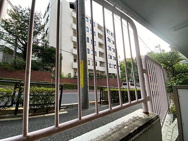 陽当たり・通風・開放感に恵まれた環境です。