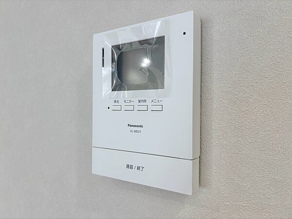 誰が来てもわかる様にモニター付きインターホンを設置。