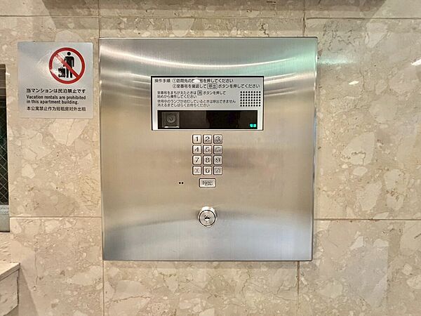 誰が来てもわかる様にモニター付きインターホンを設置。