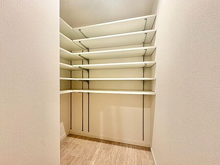 家電やスーツケース、ストック品など何でも片付く嬉しい空間です。