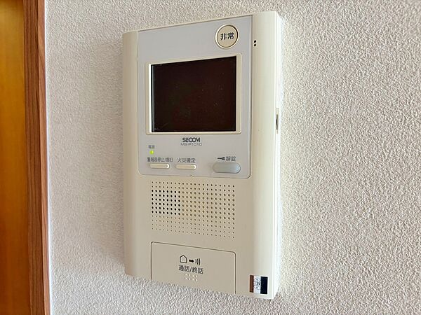 誰が来てもわかる様にモニター付きインターホンを設置。