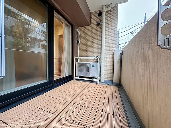 朝の澄んだ空気や、夕方に吹く清々しい風を感じられるバルコニー。