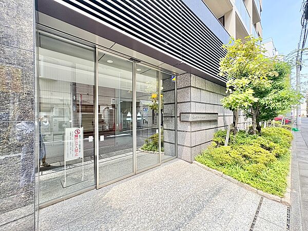 上質感漂う玄関アプローチです。