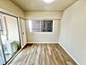 子供部屋：清かで艶やかな時間をもたらしてくれる室内です。