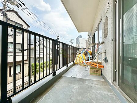 朝の澄んだ空気や、夕方に吹く清々しい風を感じられるバルコニー。