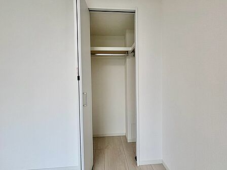 収納スペースが付いていて、お部屋を広く使っていただけます。