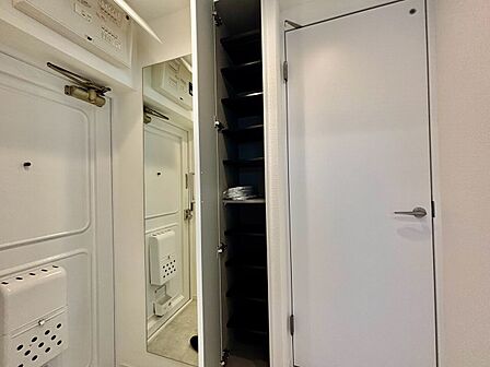家電やスーツケース、ストック品など何でも片付く嬉しい空間です。