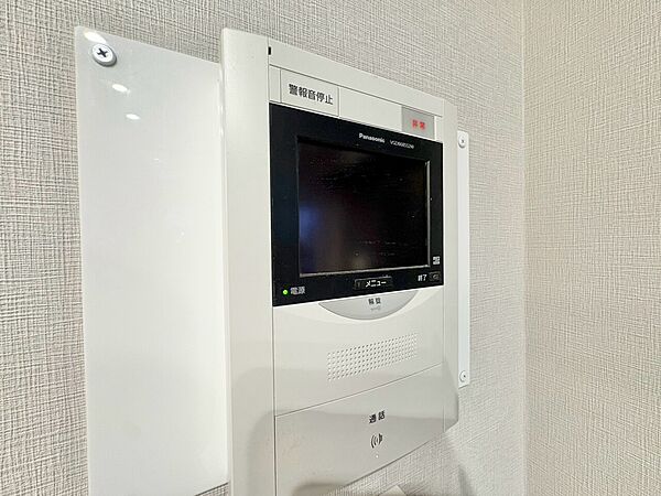 誰が来てもわかる様にモニター付きインターホンを設置。