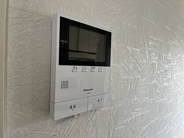 誰が来てもわかる様にモニター付きインターホンを設置。