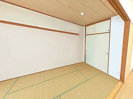 清かで艶やかな時間をもたらしてくれる室内です。