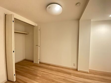 清かで艶やかな時間をもたらしてくれる室内です。