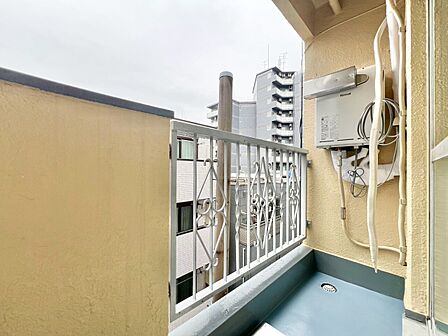 朝の澄んだ空気や、夕方に吹く清々しい風を感じられるバルコニー。