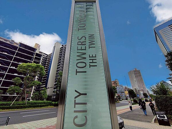 スタイリッシュなエンブレム。お洒落なマンションは入り口から。
