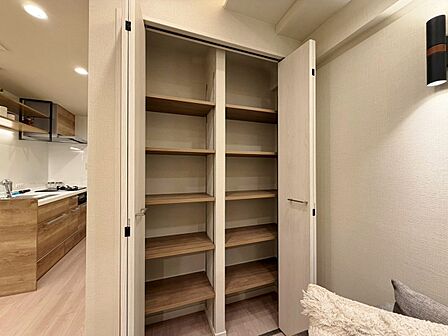 家電やスーツケース、ストック品など何でも片付く嬉しい空間です。